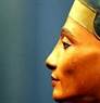 Le buste de Néfertiti Buste_de_Nefertiti_de_profil