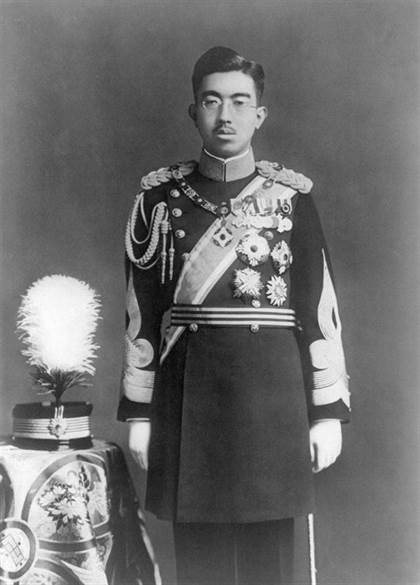 hirohito en grand uniforme