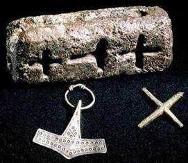 moule de fondeur avec croix chretienne et marteau de Thor. musee nationale de copenhague