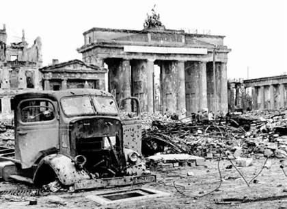 berlin porte brandebourg 1945