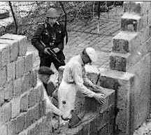 construction mur de berlin 1961