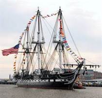 L'USS 'Constitution', une des six premières frégates de l'US Navy, en 2010. 'Old Ironsides', comme on l'appelle affectueusement, est le plus ancien navire de guerre encore en état de naviguer à l'heure actuelle, bien qu'elle ne serve plus que de mémorial. uss_constitution