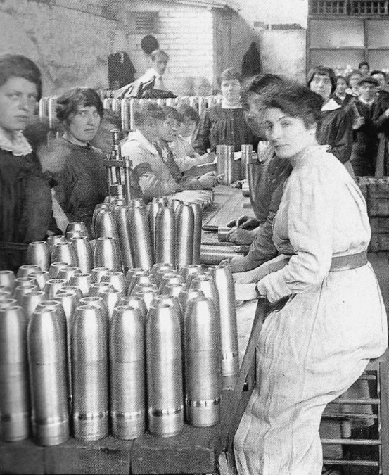 femmes usine munitions