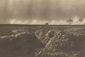 Tir de barrage a Craonne en 1917. Photographie publiee par lhebdomadaire Le Miroir le 15 juillet 1917