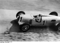 Bundesarchiv_Bild_146-1989-015-36A_Nrburgring_Bernd_Rosemeyer_in_Rennwagen