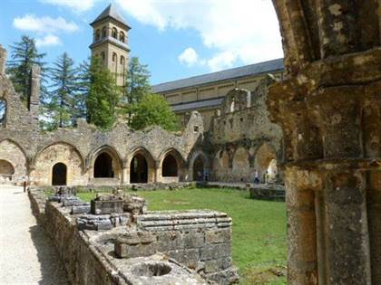 Ancien_cloitre_en_ruine_au_premier_plan_et_nouvelle_eglise_a_larriere_plan_-_Orval