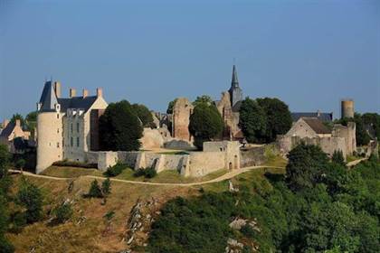 Sainte-Suzanne-chateau et remparts
