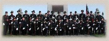 Reconstituteurs en uniforme de l'armée régulière regularsreenactors