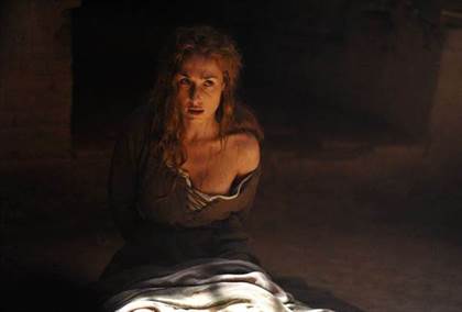 La sorcière (Annelise Hesme) attend la rencontre avec l'Inquisiteur... i2